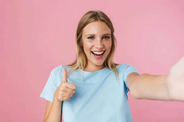 Χαρούμενη Όμορφη Κοπέλα Gesturing Αντίχειρα Μέχρι Λήψη Selfie Απομονώνονται Ροζ — Φωτογραφία Αρχείου