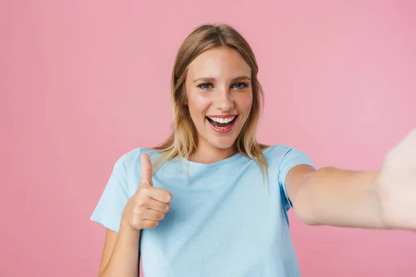 Neşeli Güzel Kız Pembe Arka Planda Izole Edilmiş Selfie Çekerken — Stok fotoğraf