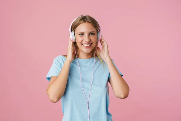 Pembe Arka Planda Izole Edilmiş Kulaklıkla Müzik Dinlerken Gülümseyen Neşeli — Stok fotoğraf