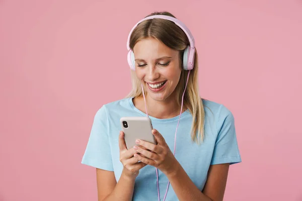 Portret Van Een Gelukkige Vrouw Luisteren Naar Muziek Koptelefoon Geïsoleerd — Stockfoto