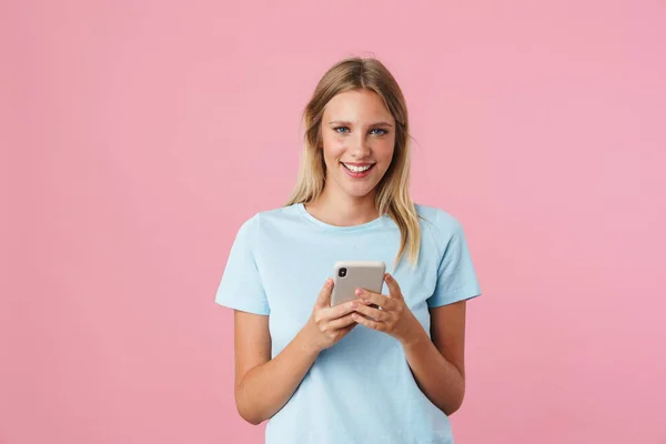 Souriant Attrayant Jeune Femme Utilisant Téléphone Portable Tout Tenant Isolé — Photo