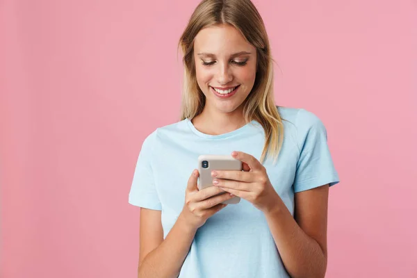 Leende Attraktiv Ung Kvinna Som Använder Mobiltelefon När Står Isolerad — Stockfoto