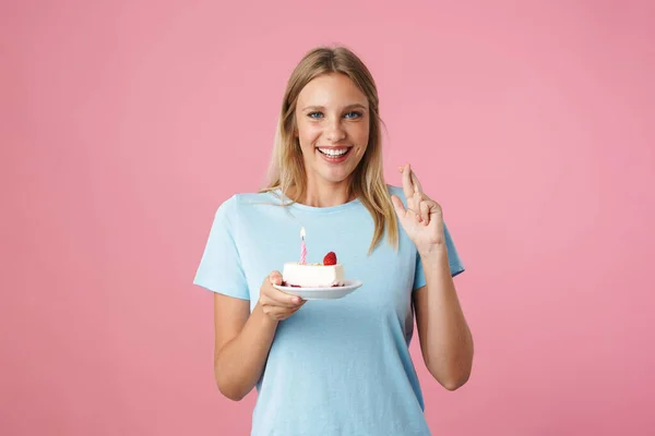 Mutlu Kız Pembe Arka Planda Izole Edilmiş Doğum Günü Pastasıyla — Stok fotoğraf