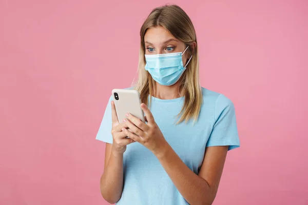 Menina Caucasiana Chocado Máscara Facial Usando Telefone Celular Isolado Sobre — Fotografia de Stock