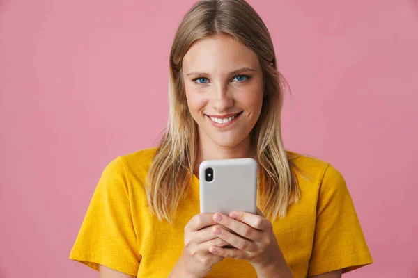 Wesoła Blondynka Uśmiechnięta Korzystająca Telefonu Komórkowego Różowym Tle — Zdjęcie stockowe