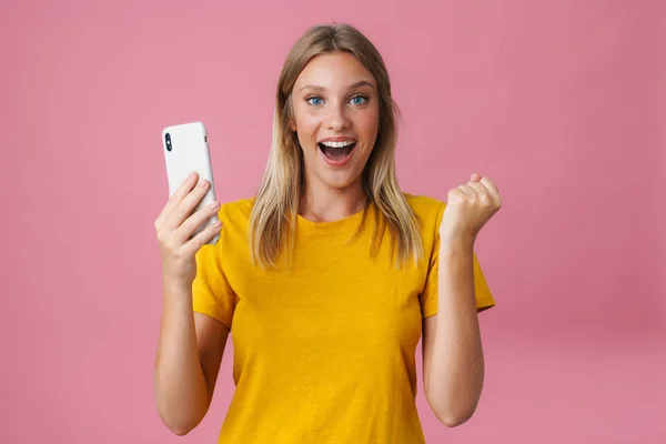 Spännande Flicka Gör Vinnaren Gest Medan Tar Selfie Mobiltelefon Isolerad — Stockfoto