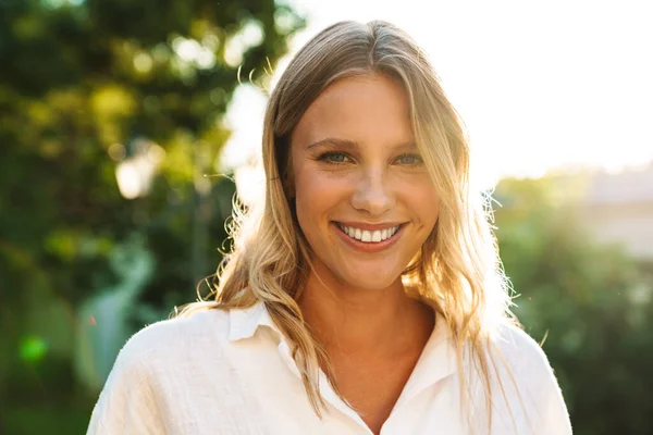 Belle Femme Heureuse Souriante Regardant Caméra Tout Marchant Dans Parc — Photo