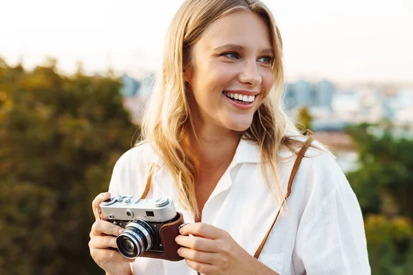 Vacker Glad Kvinna Ler Och Tar Foto Retro Kamera Grön — Stockfoto