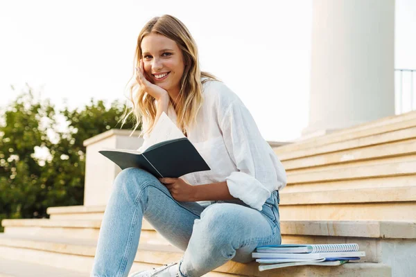 Hermosa Chica Estudiante Feliz Escribiendo Notas Libro Ejercicios Mientras Está —  Fotos de Stock