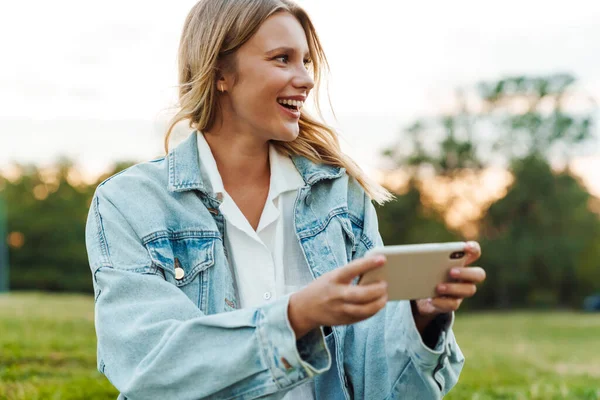 Kedves Boldog Mosolyog Használja Mobiltelefon Miközben Zöld Parkban — Stock Fotó