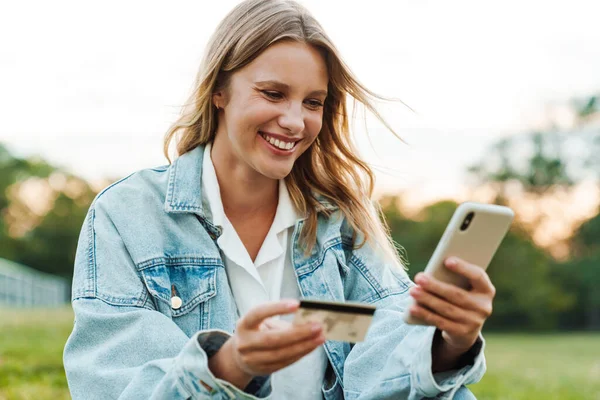 Kedves Boldog Kezében Hitelkártya Mobiltelefon Miközben Zöld Parkban — Stock Fotó