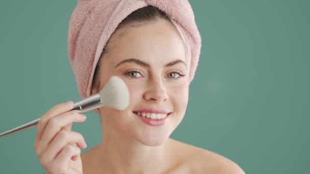 Una Mujer Sonriente Con Una Toalla Cabeza Aplica Polvo Cara — Vídeos de Stock