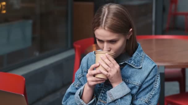 Una Joven Guapa Está Bebiendo Caliente Sentada Café Ciudad — Vídeos de Stock