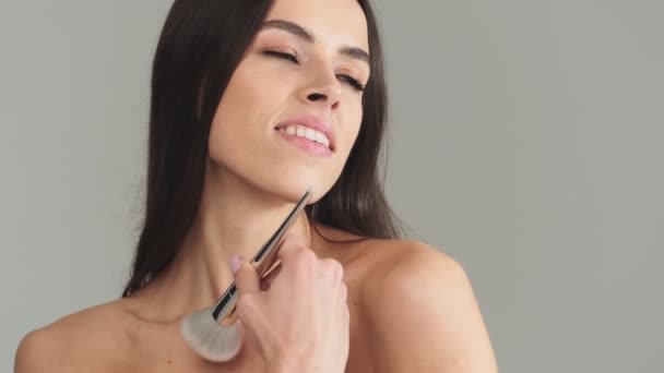 Une Belle Femme Moitié Nue Aux Longs Cheveux Foncés Utilise — Video
