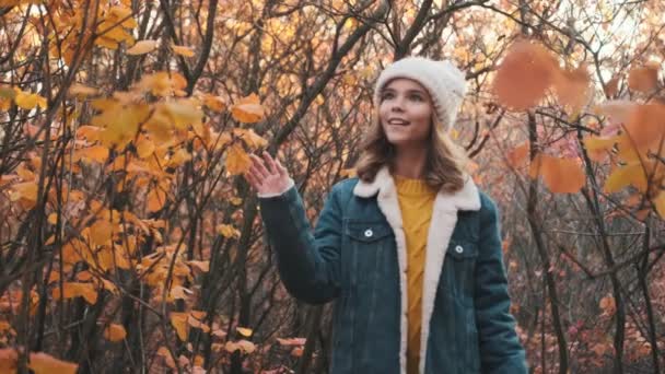 Glad Ung Blond Flicka Går Parken Utanför — Stockvideo