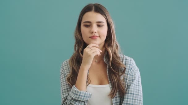 Pozitif Bir Kadın Mavi Arka Planda Tek Başına Parmağını Kaldırıyor — Stok video