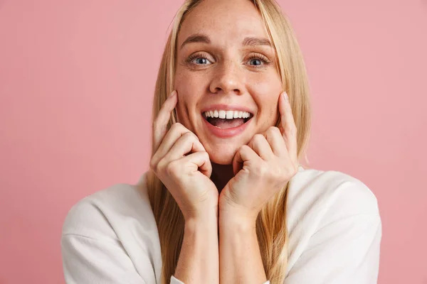 Menina Bonita Alegre Sorrindo Apontando Dedos Suas Bochechas Isoladas Sobre — Fotografia de Stock