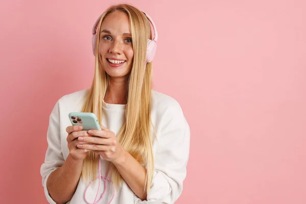 Gelukkig Mooi Meisje Luisteren Muziek Met Hoofdtelefoon Mobiele Telefoon Geïsoleerd — Stockfoto