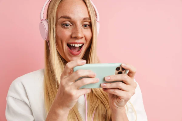 Emocionado Hermosa Chica Los Auriculares Jugando Videojuego Teléfono Celular Aislado —  Fotos de Stock