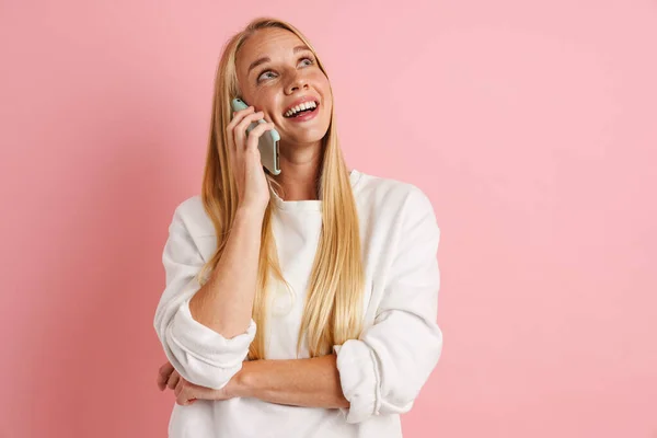 Opgewonden Mooi Meisje Glimlachen Praten Mobiele Telefoon Geïsoleerd Roze Achtergrond — Stockfoto