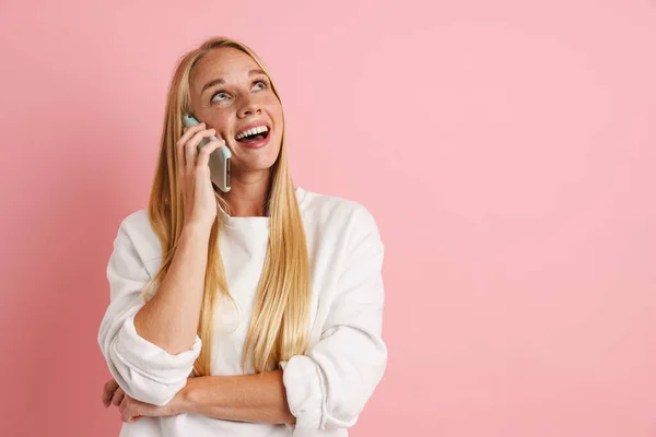 Menina Bonita Alegre Sorrindo Falando Celular Isolado Sobre Fundo Rosa — Fotografia de Stock