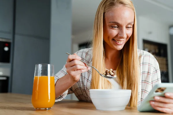 Блондинка Счастливая Женщина Мобильным Телефоном Время Завтрака Домашней Кухне — стоковое фото