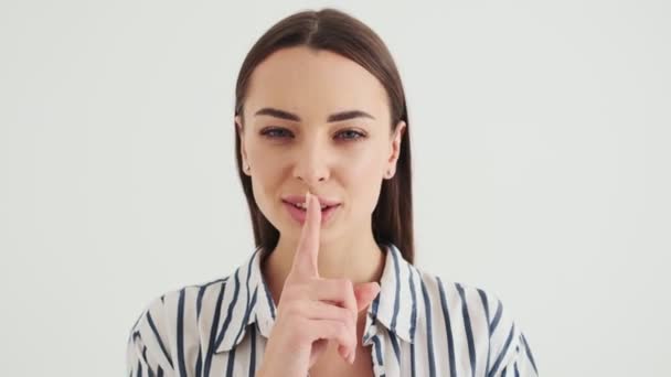 Una Mujer Sonriente Está Haciendo Gesto Silencio Pie Aislado Sobre — Vídeo de stock