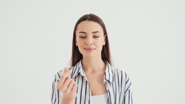 Una Mujer Sonriente Está Mostrando Una Señal Corazón Cruzando Sus — Vídeos de Stock