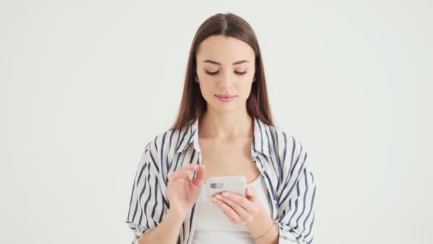 Uma Mulher Encantadora Está Fazendo Gesto Polegar Para Cima Usando — Vídeo de Stock