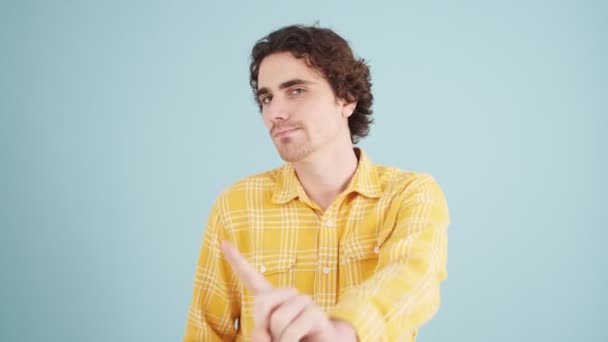 Ciddi Bir Adam Negatif Bir Şekilde Parmağını Sallıyor Stüdyoda Mavi — Stok video
