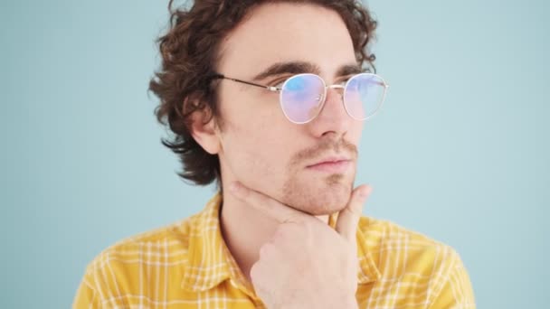 Uomo Attraente Con Gli Occhiali Sta Piedi Isolato Sopra Muro — Video Stock