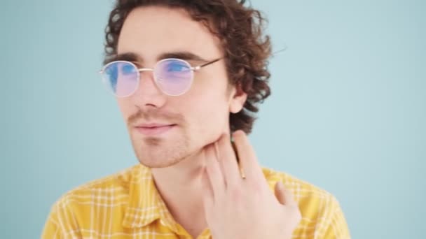 Uomo Felice Con Gli Occhiali Posa Isolato Sul Muro Blu — Video Stock