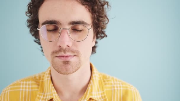 Stüdyoda Mavi Duvarın Üzerinde Gözlüklü Yakışıklı Bir Adam Yalnız Poz — Stok video