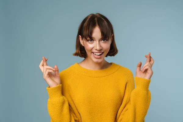 Mulher Feliz Suéter Orando Com Braços Cruzados Sobre Fundo Azul — Fotografia de Stock