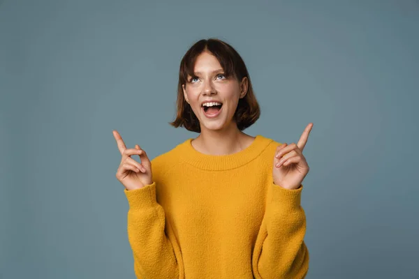 Beeindruckte Dame Zeigt Empfehlung Isoliert Vor Blauem Hintergrund Zeigefinger Auf — Stockfoto