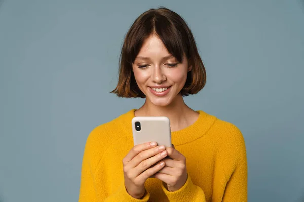 Portrét Mladé Usměvavé Dospívající Dívky Držící Mobilní Telefon Izolovaný Přes — Stock fotografie