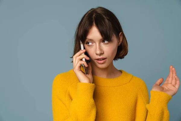Portret Troskliwej Kobiety Rozmawiającej Przez Telefon Odizolowanej Niebieskim Tle — Zdjęcie stockowe