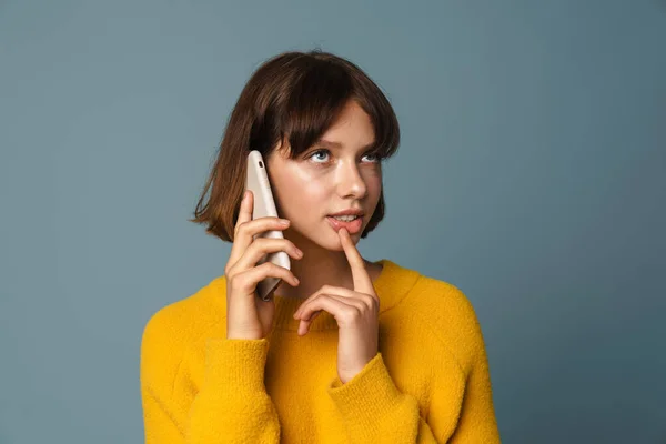 Retrato Una Mujer Pensativa Hablando Por Teléfono Aislada Sobre Fondo —  Fotos de Stock