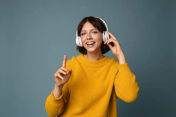 Mujer Joven Feliz Divirtiéndose Mientras Escucha Música Usando Auriculares Inalámbricos —  Fotos de Stock