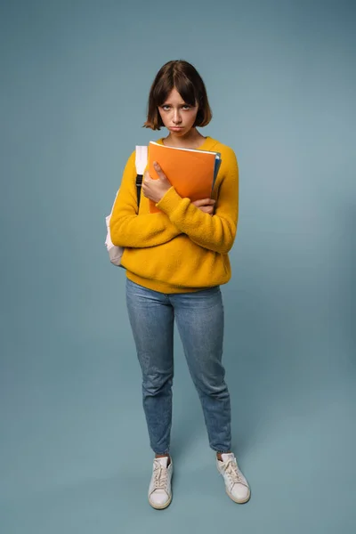 Ongelukkige Mooie Student Vrouw Poseren Met Oefening Boeken Geïsoleerd Blauwe — Stockfoto