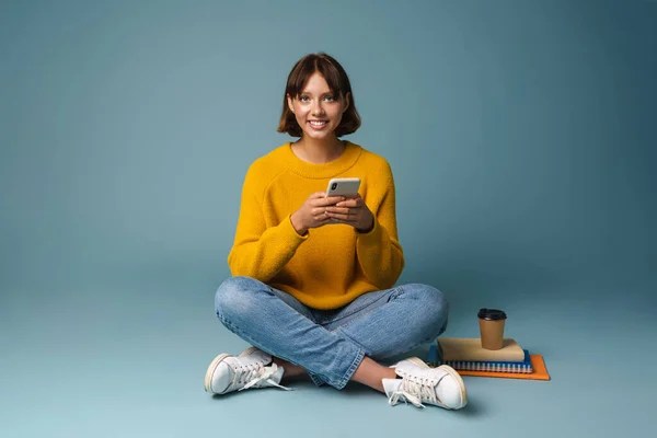 Chica Estudiante Sonriente Usando Teléfono Móvil Mientras Está Sentado Con — Foto de Stock