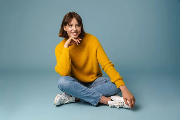 Retrato Una Joven Sonriente Descansando Sentada Piso Con Las Piernas —  Fotos de Stock