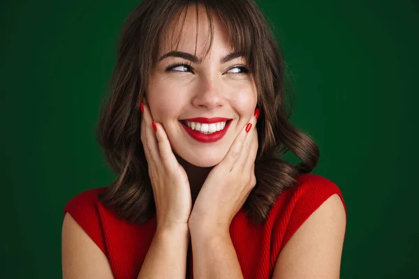 Zbliżenie Pięknej Uśmiechniętej Młodej Kobiety Czerwonej Sukience Izolowane Zielonym Tle — Zdjęcie stockowe