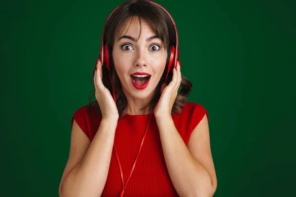 Piękny Zachwycony Brunetka Dziewczyna Słuchanie Muzyki Słuchawkami Izolowane Zielonym Tle — Zdjęcie stockowe