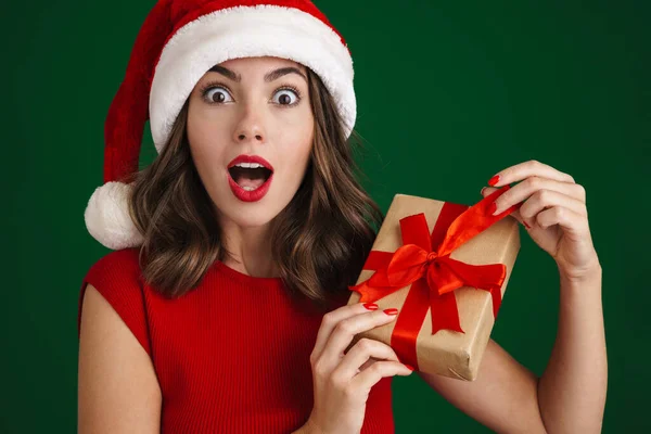 Красивая Шокированная Девушка Шляпе Санта Клауса Позирует Рождественским Подарком Изолированы — стоковое фото