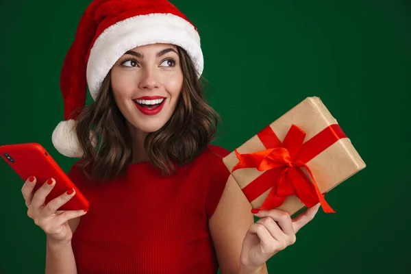 Щаслива Чарівна Дівчина Санта Клауса Позувала Різдвяним Подарунком Мобільним Телефоном — стокове фото