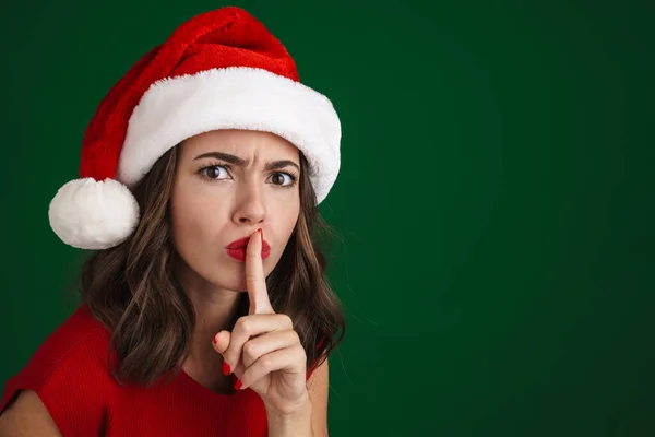 Hermosa Chica Disgustado Santa Claus Sombrero Mostrando Gesto Silencio Cámara — Foto de Stock