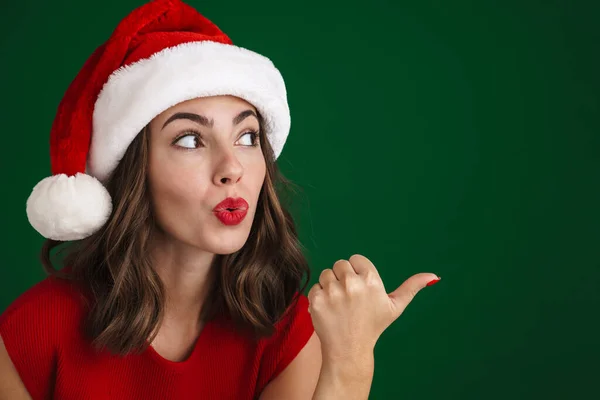 Vacker Förvånad Flicka Santa Claus Hatt Pekar Finger Sidan Isolerad — Stockfoto