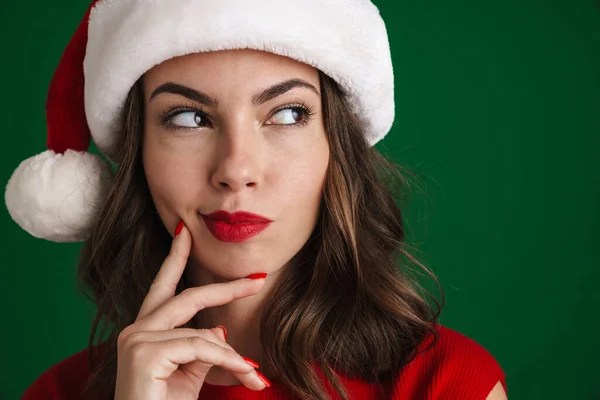 Vackra Tänkande Flicka Santa Claus Hatt Poserar Och Tittar Sidan — Stockfoto