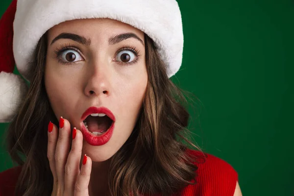 Hermosa Chica Sorprendida Sombrero Santa Claus Expresando Sorpresa Ante Cámara — Foto de Stock